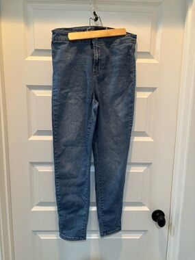 Celebrity Pink Women's High- Rise Skinny Jeans in Medium Blue Wash